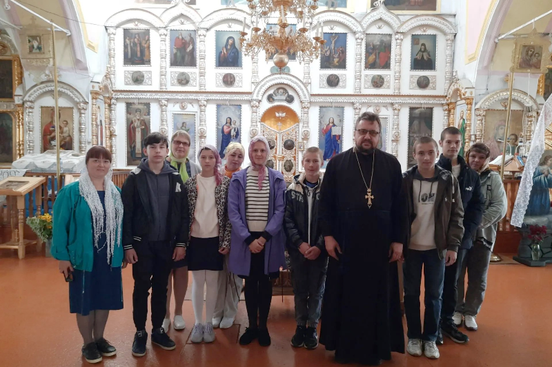 Экскурсия воспитанников Руднянской школы‑интерната в Казанский храм села Новотолучеево: знакомство с историей и устройством святыни