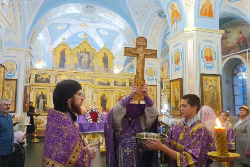 В Свято‑Тихоновском соборном храме города Острогожска совершен чин Воздвижения Креста Господня